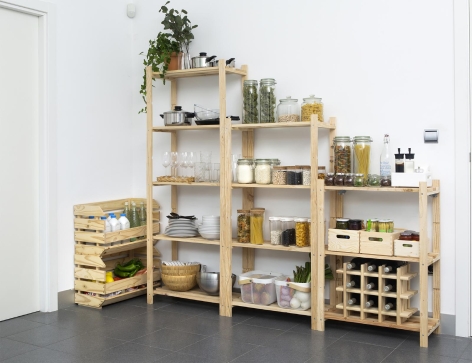 SCAFFALE
CON 3 RIPIANI REGOLABILI IN LEGNO DI PINO